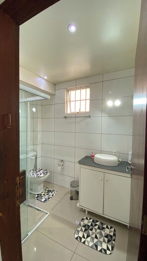 Ducha, bidet, toallas, papel higiénico