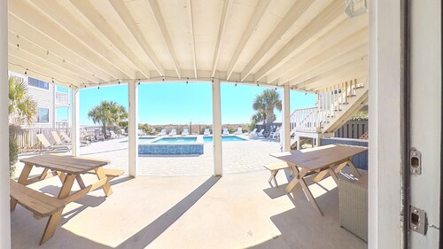 Oceanfront, Central, Huge 5k sq ft Home w Huge Private Pool, Hot tub, & Gameroom