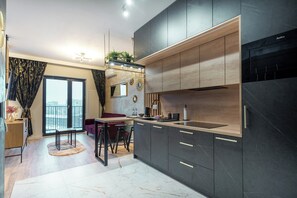 Geladeira, micro-ondas, fogão, cooktop
