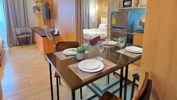 Shared Dormitory, 1 Bedroom, Accessible, Smoking | Dining room