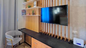 Shared Dormitory, 1 Bedroom, Accessible, Smoking | Living room | Books