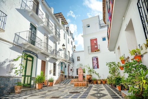 Cruz del Monte: One-Level Villa with Private Pool and 3 bedrooms in Costa del Sol.