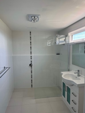 Shower, towels, soap, toilet paper - Dolphin Views@ Limestone coast Cape Jaffa Pet friendly. Boat parking Beach Front (Cape Jaffa)