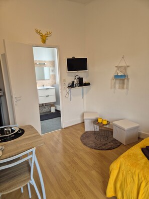 1 dormitori, planxa i posts de planxar, wifi i roba de llit 