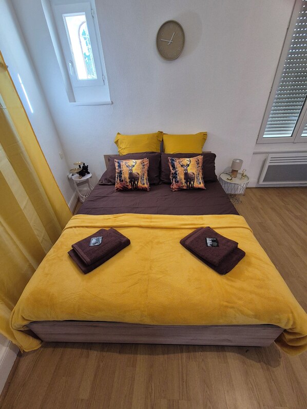 1 dormitori, planxa i posts de planxar, wifi i roba de llit 