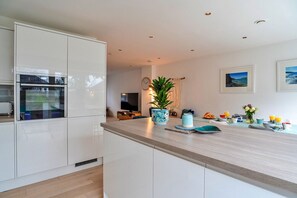 Geladeira, micro-ondas, fogão, lava-louças