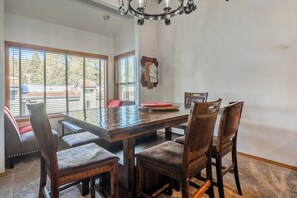 Dining - Slopeside Retreat at Mammoth Mountain, Ski-in\Ski-out at Canyon Lodge (Mammoth Lakes)