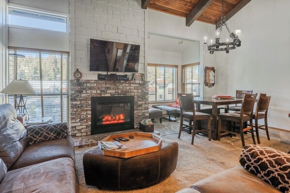 Téléviseur, foyer, lecteur de DVD, livres