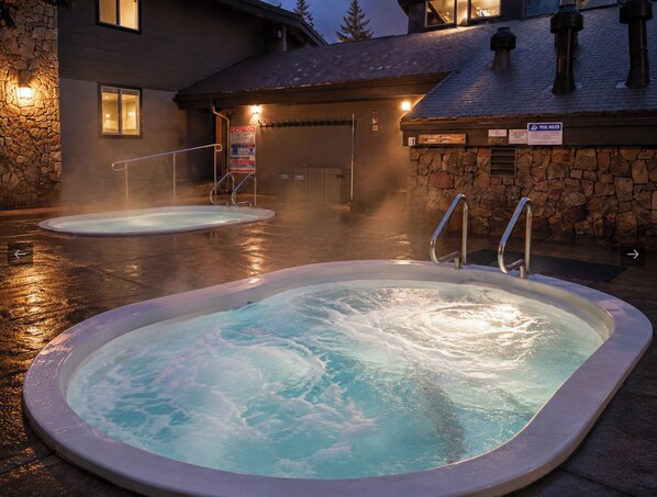 Outdoor spa tub - Slopeside Retreat at Mammoth Mountain, Ski-in\Ski-out at Canyon Lodge (Mammoth Lakes)