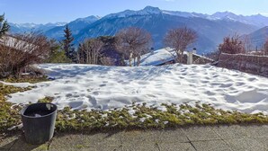A snowy landscape with mountains in the background and a clear sky. - Wonderful private villa for 10 guests with WIFI, TV, terrace and panoramic view (Bluche)