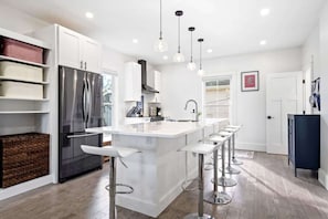 Geladeira, micro-ondas, fogão, cooktop