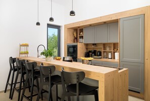 Kjøleskap, mikrobølgeovn, ovn og kokeplater