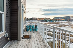 Terrace/patio - 
Family-Sized 4 Br Home Close to Banff National Park
10 mins to Calgary airport
 (Calgary)