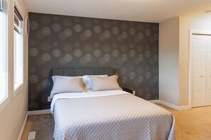 4 bedrooms, desk, iron/ironing board, free WiFi