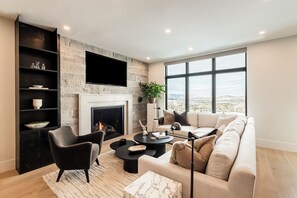 Smart TV, chimenea, futbolito