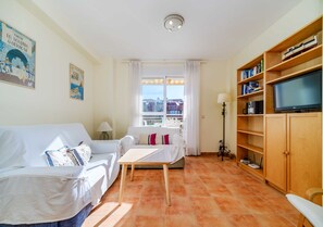 Een televisie en boeken