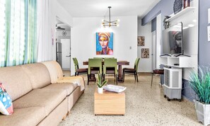 Smart-TV, bordtennis og stereoanlegg