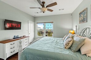 3 bedrooms, desk, free WiFi, bed sheets - Beachside Retreat | Ocean Views, Firepit & Pet Friendly (Port Bolivar)