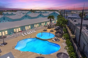 A heated pool - Heated Pool, 5 Bedroom, Pet-Friendly, King Bed,Near White Cap Beach,  Patio,  Grill (Corpus Christi)