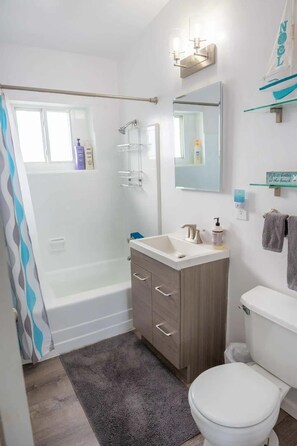 Shower, hair dryer, towels, shampoo - WindanSea Ocean View (San Diego)
