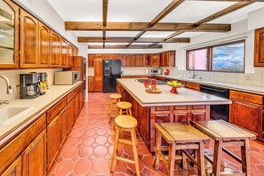 Fridge, microwave, oven, stovetop - Hikers Haven Huge 2 Bed Up Close Red Rock Views (Sedona)