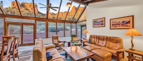 Smart TV, chimenea y oficina