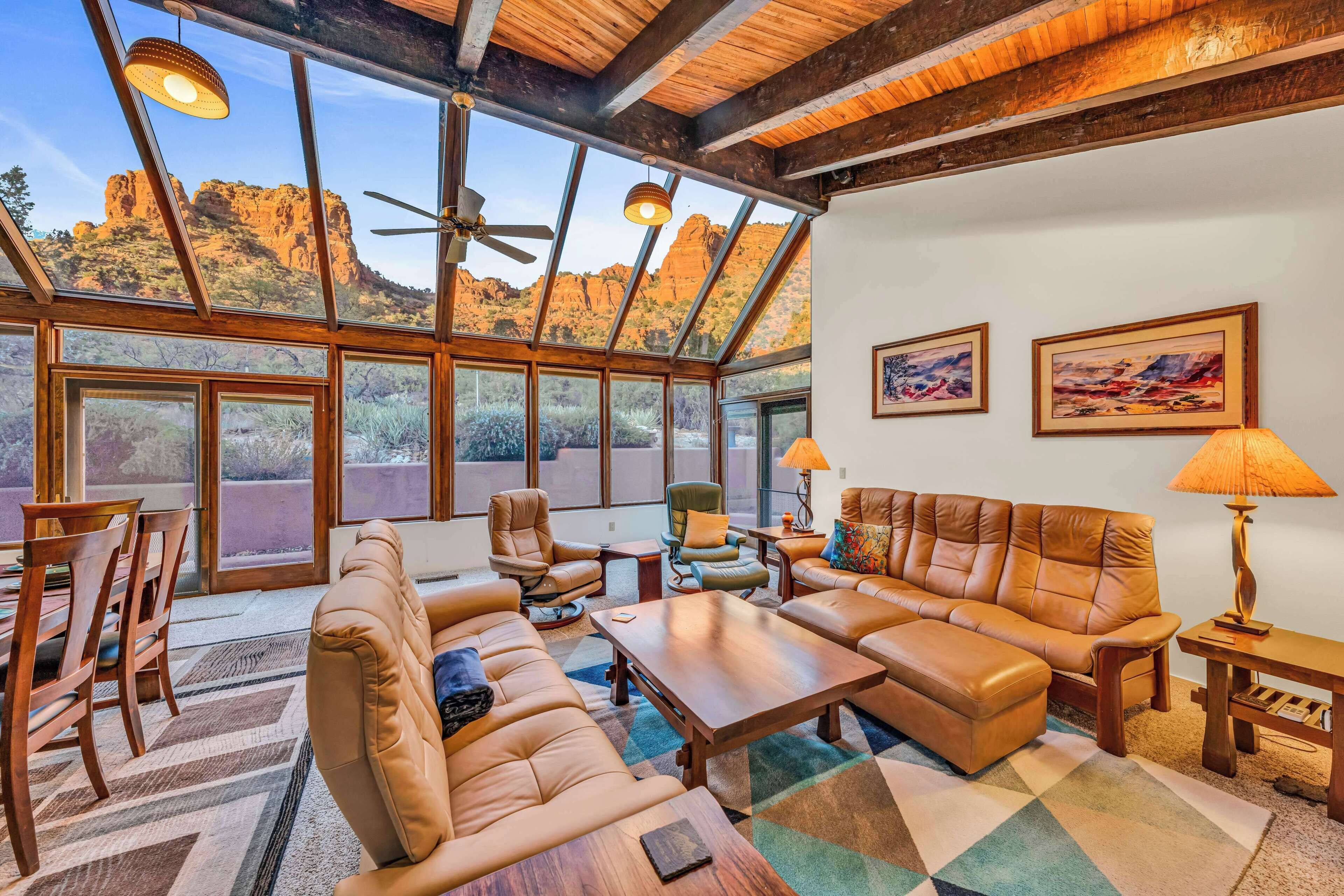 Smart TV, chimenea y oficina 