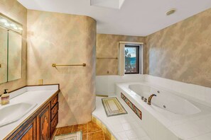 Shower, jetted tub, hair dryer, towels