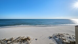 Ein Strand mit blauem Himmel und Meer.