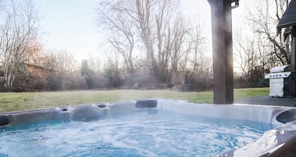 5 Bedroom Seabrook Farmhouse, Hot Tub and Swimming Pool 3 min-Butchart Gardens