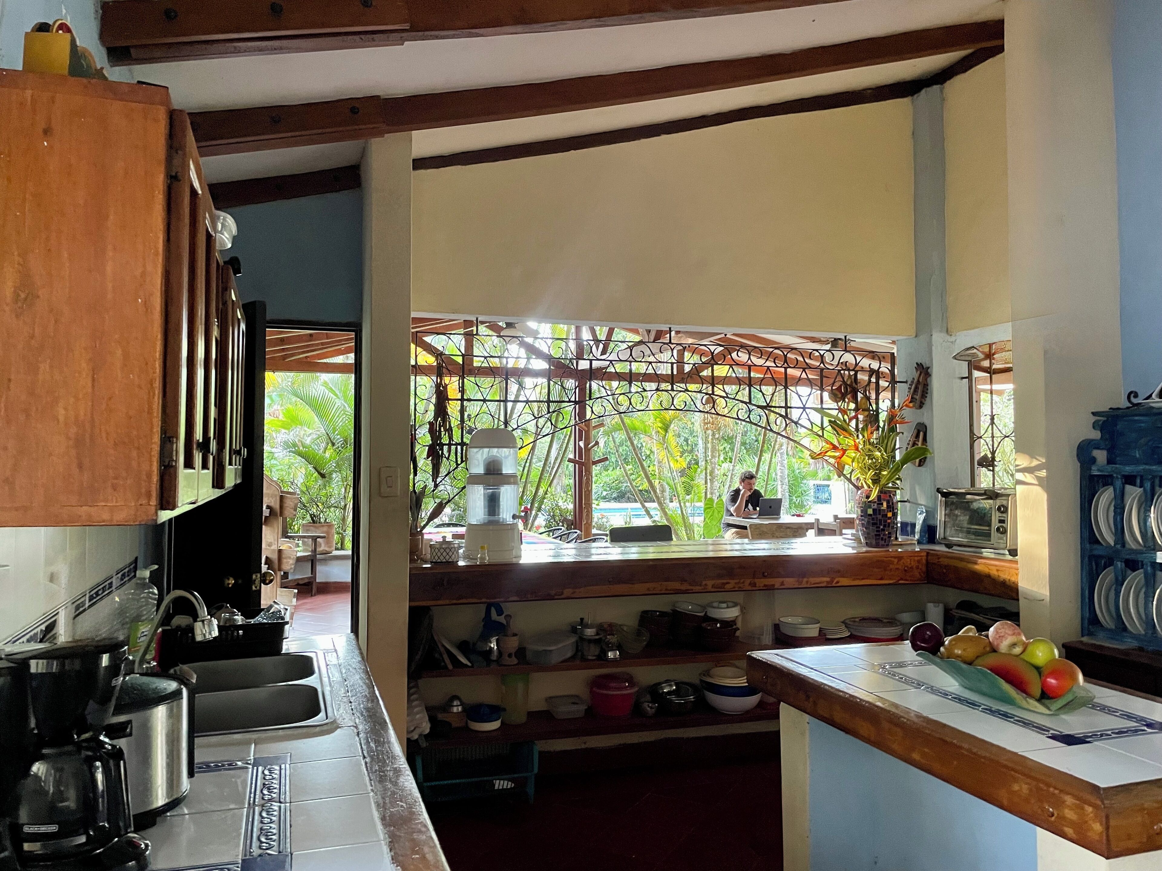 Fridge, oven, stovetop, coffee/tea maker