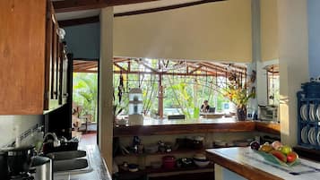 Fridge, oven, stovetop, coffee/tea maker