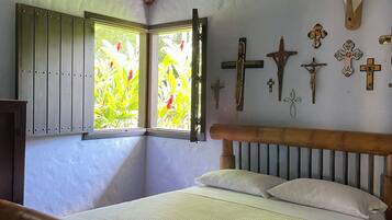 8 bedrooms, desk, WiFi, bed sheets