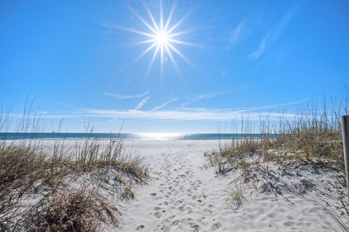 Shore Thang-Sleeps 27, Steps to Sand, Dog Friendly