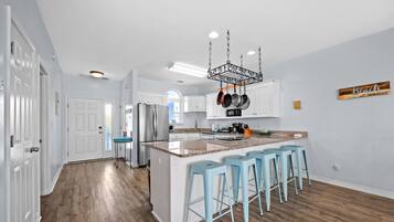 Kjøleskap, mikrobølgeovn, ovn og kokeplater