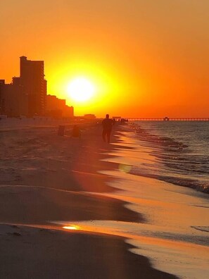 On the beach - Sunchase 202 ~  2BR Beachfront w/Heated Pool (Gulf Shores)
