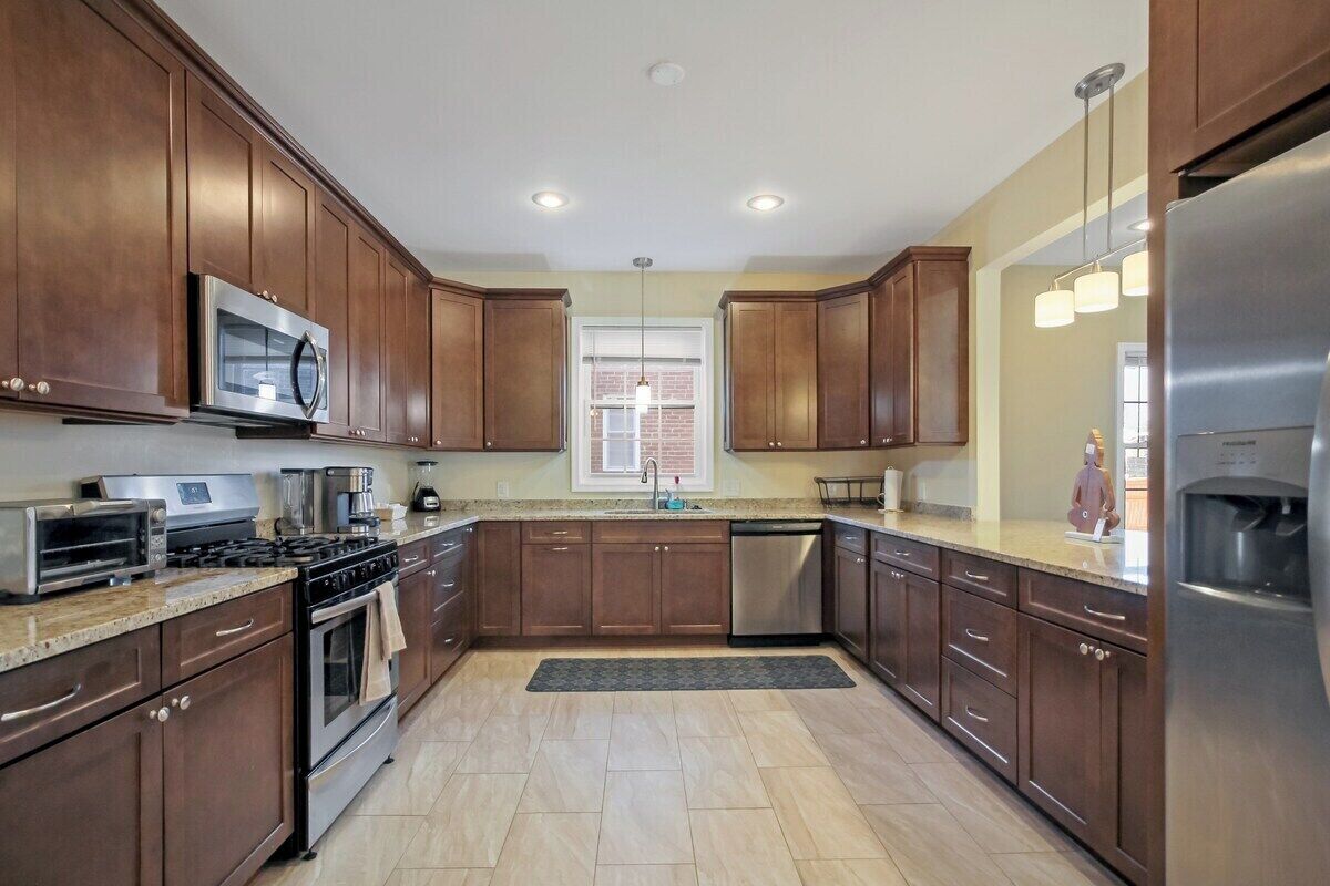 Coffee/tea maker, fridge, microwave, oven