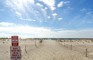 Una playa con señales que indican propiedad privada y acceso restringido solo para propietarios e invitados de Lani Kai.