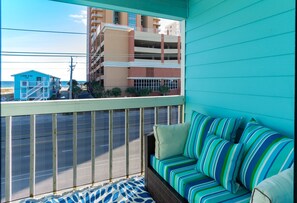 Ein Balkon mit Blick auf einen Strand und ein Gebäude mit der Aufschrift 'Lani Kai 729'.
