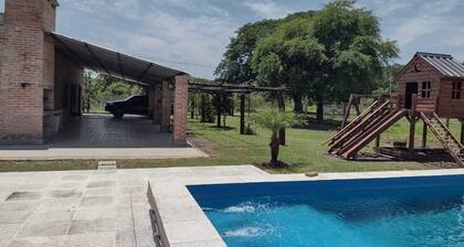 House with swimming pool, barbecue and more