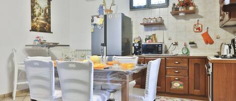 Cafetière/bouilloire, réfrigérateur, micro-ondes, four