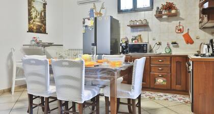 GuestHost - Cozy apartment that can accommodate up to 6 people, located in an independent villa with garden. The apartment is 900 meters from the Circumvesuviana for Naples-Pompei-Sorrento, perfect for traveling in the area and reaching all points of int