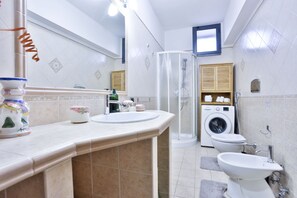 Regadera, secadora de cabello, bidet, toallas 