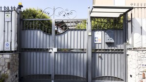 A gated entrance with a metal gate, a mailbox, and a stone wall. - GuestHost - Cozy apartment that can accommodate up to 6 people, located in an independent villa with garden. The apartment is 900 meters from the Circumvesuviana for Naples-Pompei-Sorrento, perfect for traveling in the area and reaching all points of int (San Giorgio a Cremano)