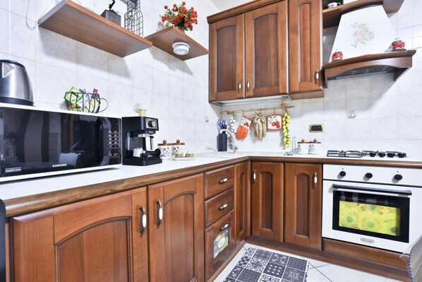 Kühlschrank, Mikrowelle, Ofen, Herdplatte