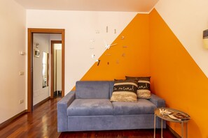 Living area - A few steps from the historic center of Como, in an area well served and well connected by public transport, this space offers easy access to all the local attractions.Located on the second floor with elevator of a modern building, this 50 square meter a (Como)