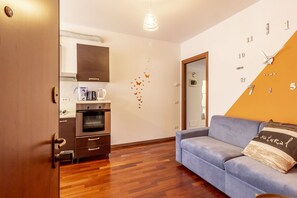 A modern kitchen with a built-in oven and a wooden cabinet. - GuestHost - A few steps from the historic center of Como, in an area well served and well connected by public transport, this space offers easy access to all the local attractions.Located on the second floor with elevator of a modern building, this 50 sq (Como)