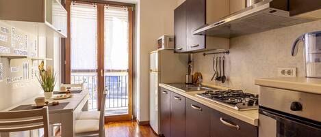 Geladeira, micro-ondas, fogão, cooktop