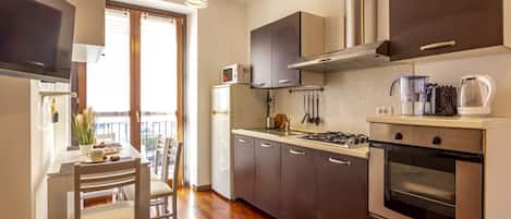 Frigorifero, microonde, forno, piano cottura