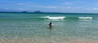 🐚 Drift at Tea Gardens | 🛌 Sleeps 14 | 🐾 Pet friendly | ⛳ Golf | 🐬🦅🦘🐨 |
